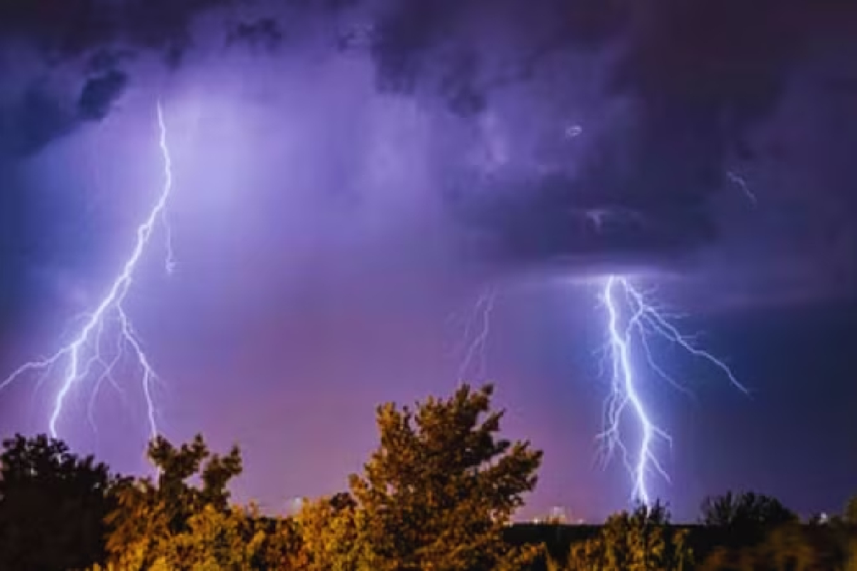 வடக்கு உட்பட பல பிரதேசங்களுக்கு இடி மின்னலுடன் கூடிய மழை | Rain Accompanied By Thunder And Lightning