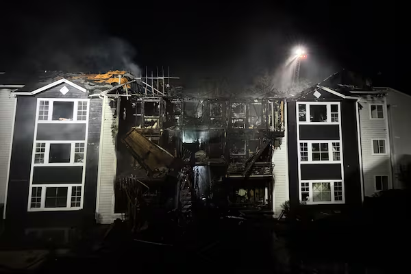 அமெரிக்க அடுக்குமாடிக் குடியிருப்பில் தீ: 30 இந்திய மாணவர்களுக்கு பாதிப்பு | 30 Indian Students Devastated In Florida Fire