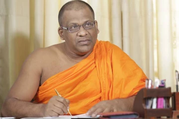 ஞானசார தேரருக்கு நன்றி கூறிய பொதுமக்கள் பாதுகாப்பு அமைச்சர்