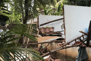 திடீரென உடைந்து விழுந்த வீடு; தெய்வாதீனமாக உயிர்பிழைத்த தம்பதி