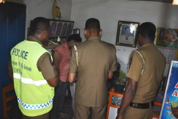 ஏறாவூரில் நகைக்கடை உடைத்து திருட்டு: பொலிஸார் தீவிர விசாரணை (Photos)