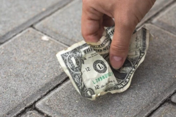 சாலையில் திடீரென பணத்தை பார்த்தால் என்ன செய்யவேண்டும்?