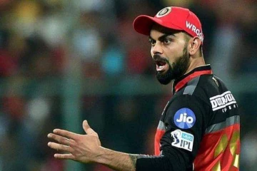 ராயல் சேலஞ்சர்ஸ் பெங்களூரு அணியின் கேப்டன் பொறுப்பிலிருந்து விலகினார் விராட் கோலி