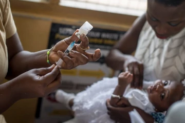 உலகில் முதன்முறையாக மலேரியாவுக்கு தடுப்பூசி கண்டுபிடிப்பு