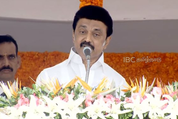 கோட்டை கொத்தளத்தில் தேசிய கொடியை ஏற்றினார் முதலமைச்சர் மு.க.ஸ்டாலின் | Cm Mk Stalin Hoisted The National Flag On The Fort கோட்டை கொத்தளத்தில் தேசிய கொடியை ஏற்றினார் முதலமைச்சர் மு.க.ஸ்டாலின் | Cm Mk Stalin Hoisted The National Flag On The Fort