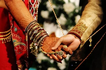 இலங்கையில் தாய் தந்தை, பாட்டி தாத்தா மற்றும் மகள் மருமகள் ஒரே நாளில் திருமணம் !