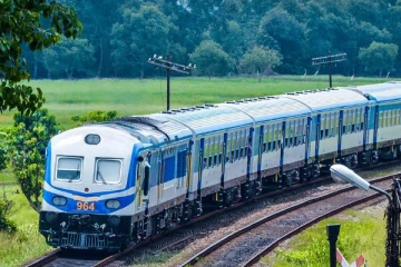 දුම්රිය ස්ථානයක් අසලදි ප්‍රධාන මාර්ගයේ දුම්රිය ධාවනයට බාධා...