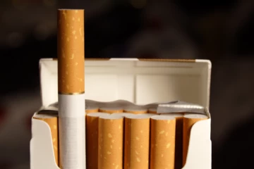 கனடாவில் மக்கள் சிகரெட் பிடிப்பதை வைத்து லாபம் பார்க்கும் குற்றவாளி கும்பல்கள்