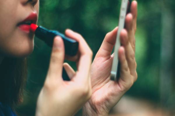 ஆண்களை உற்சாகப்படுத்த பெண்களை மேக்அப் போடச் சொன்ன அதிகாரி - அதிர்ச்சியில் ஊழியர்கள்! - தமிழ்நாடு