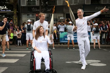 ஒலிம்பிக் சுடரை ஏந்திய காலை இழந்த பெண் ஊடகவியலாளர்