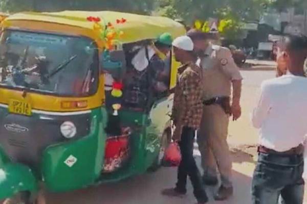 ஒரு ஆட்டோவுக்குள் இவ்வளவு பேரா? ஷாக்கான போலீஸ்...தீயாய் பரவும் வீடியோ | Watch In This Auto Rickshaw Viral Video