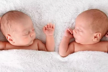 2 பெண் குழந்தைகளை இழந்த அதே நாளில் இரட்டை பெண் குழந்தைகளுக்கு பெற்ற அதிசய தம்பதி