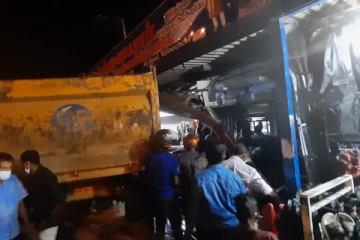வேகக்கட்டுப்பாட்டை இழந்த டிப்பர்- கிளிநொச்சியில் பரபரப்பு!