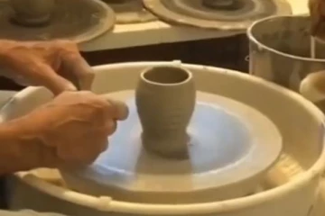 பானை செய்து அசத்தும் பூனை குட்டி! மில்லியன் பேரை வியக்க வைத்த காட்சி