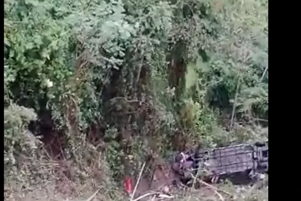 பள்ளத்தில் கவிழ்ந்த பேருந்து - 10 பேர் பலி | Colombia Bus Accident 10 Killed