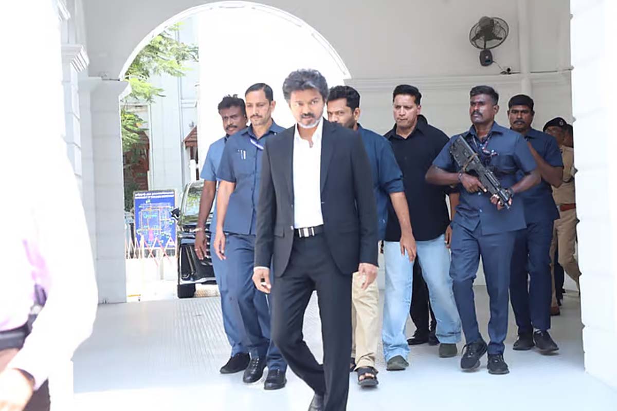 புதிய வாகனத்தில் டிரைவராக அமர்ந்த தமிழக முதல்வர்! | Chief Minister Vijay Drives New Vehicle