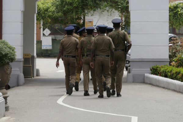 தொடர்ச்சியான தங்க நெக்லஸ் கொள்ளை - காவல்துறை உத்தியோகத்தர் அதிரடி கைது | Constable Arrested For Breaking Gold Necklaces