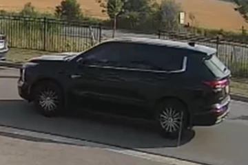 கனடாவில் பொலிஸ் போன்று தோன்றி பணம் திருடிய நபர்கள்