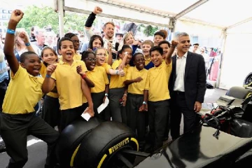 லண்டன் மேயர் எடுத்த ஒற்றை முடிவு... இனி ஒவ்வொரு பாடசாலை மாணவரின் குடும்பமும் 1000 பவுண்டுகள் சேமிக்கலாம்