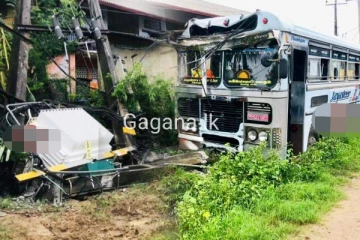 ධාවනය වෙමින් තිබූ බස් රථ දෙකක ආරවුලකින් එක් බසයක් ට්රාන්ස්ෆෝමරයක් කඩාගෙන යයි..(PHOTOS)