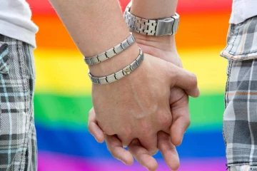 பிரித்தானியாவில் ஓரின சேர்க்கையாளர்களாக நடிக்கும் பாகிஸ்தானியர்கள் - என்ன காரணம்?