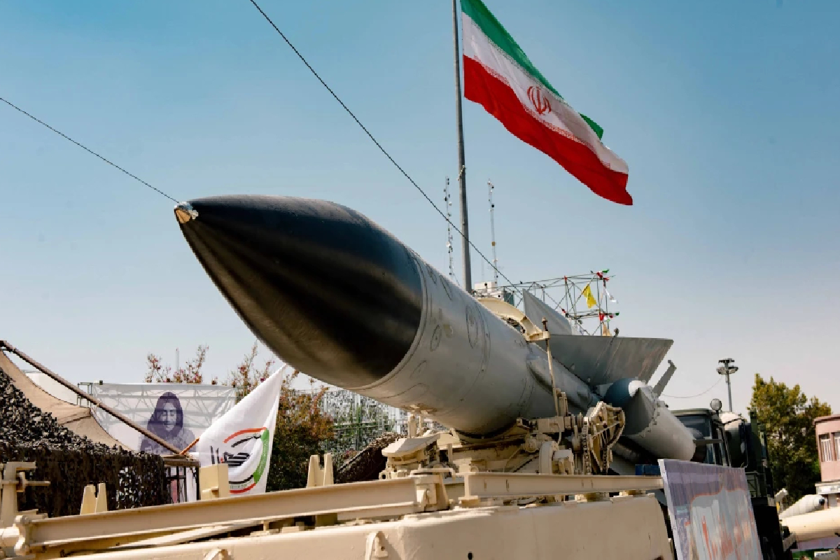 இஸ்ரேலின் மத்திய பகுதியில் விழுந்து வெடித்த ஏவுகணை ; அச்சத்தில் மக்கள் | Iran Missile Falls And Explodes In Central Israel இஸ்ரேலின் மத்திய பகுதியில் விழுந்து வெடித்த ஏவுகணை ; அச்சத்தில் மக்கள் | Iran Missile Falls And Explodes In Central Israel