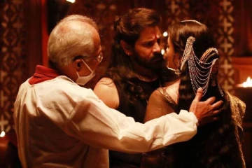 கோடியால் குளிப்பாட்டிய மணிரத்னம்!! பொன்னியின் செல்வனுக்கு ஐஸ்வர்யா ராயின் சம்பளம் இவ்வளவா?