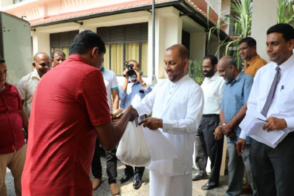 குறைவான விலைக்கு முட்டையை வாங்கி மகிழ்ச்சியடைந்த அமைச்சர்! | Mahinda Amaraweera Happy To Buy Eggs Cheap Price