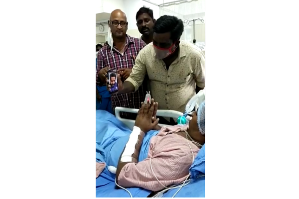 ஆபத்தான நிலையில் சிகிச்சை பெற்று வரும் ரசிகரின் ஆசையை நிறைவேற்றிய பிரபல நடிகர் - குவியும் பாராட்டு | Cinema