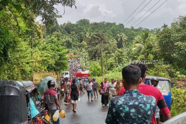 33,600 லீற்றர் பெற்றோலுடன் சென்ற பவுஸர்   விபத்துக்குள்ளானது! | Bowser Carrying 33 600 Liters Of Petrol Crashes