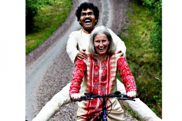 இந்தியர் மீது காதலில் விழுந்த வெளிநாட்டு அழகி! மனைவிக்காக 4 மாத சைக்கிள் பயணம்- மெய்சிலிர்க்கும் காதல்