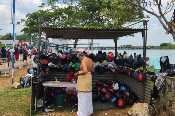 சந்நிதியான் திருவிழாவில் பகல் கொள்ளை; ஹெல்மெட் பாதுகாப்பதற்கு 50 ரூபாய் | Daylight Robbery Selvasannidhi Festival Helmet