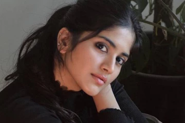 ஷார்ட்ஸ் உடையில் படுத்தபடி கிளாமர் போஸ் கொடுத்த மேகா ஆகாஷ்.. வைரலாகும் போட்டோ