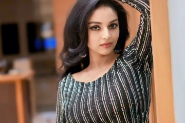 ஷார்ட் உடையில் நடிகை சனம் ஷெட்டி ஹாட் போட்டோஷூட்!