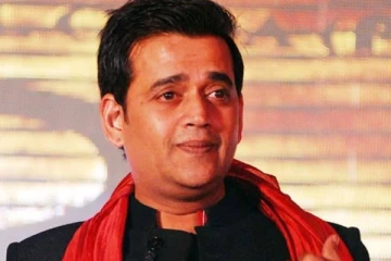 தினமும் குளிக்க 25 லிட்டர் பால், ரோஜாவில் படுக்கை.. எல்லைமீறும் பிரபல நடிகர்