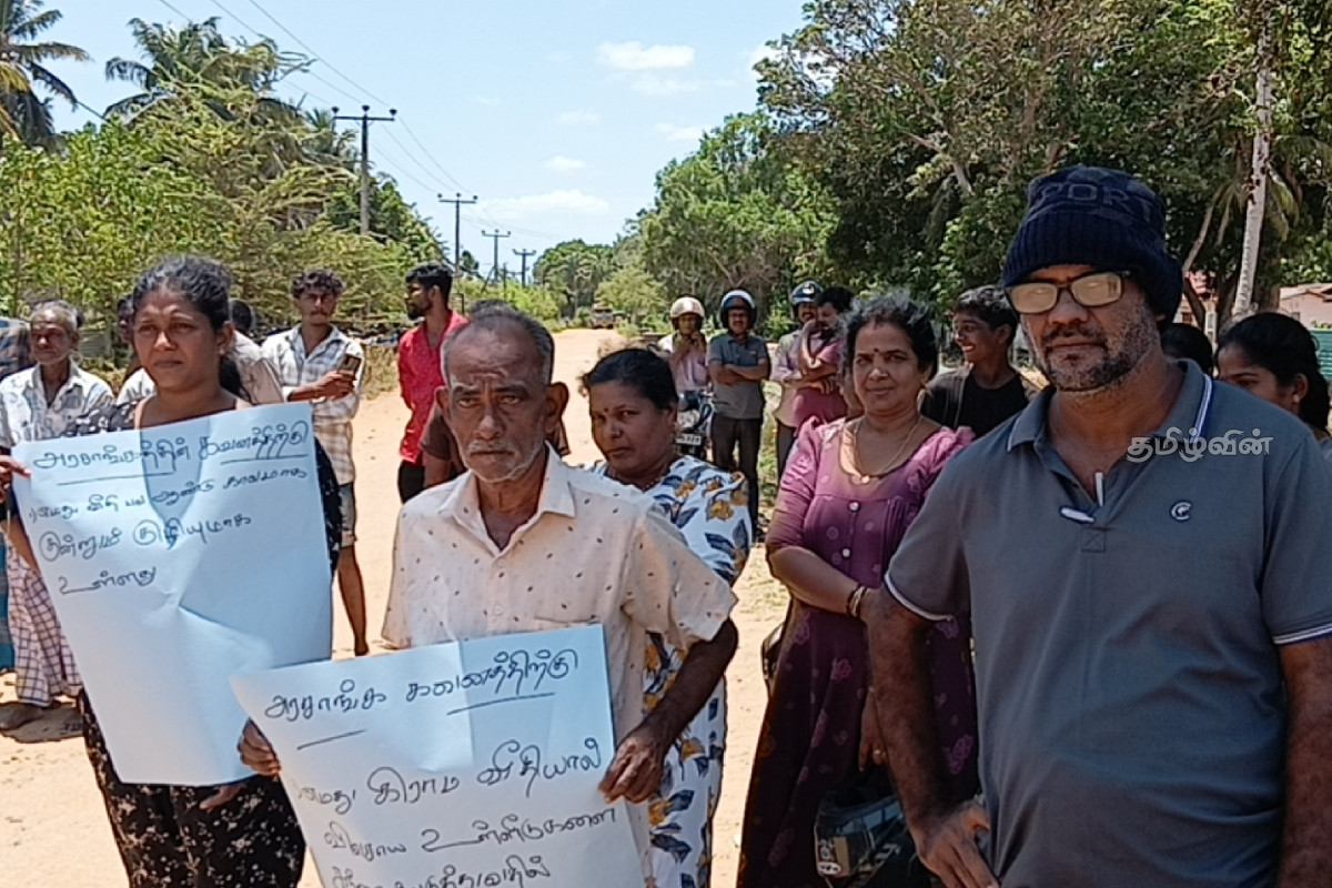 16 வருடங்களாக போக்குவரத்து வசதியின்றி தவிக்கும் மக்கள் - கிளிநொச்சியில் வெடித்த போராட்டம் | Protest Demanding Reconstruction Of Kilinochchi 16 வருடங்களாக போக்குவரத்து வசதியின்றி தவிக்கும் மக்கள் - கிளிநொச்சியில் வெடித்த போராட்டம் | Protest Demanding Reconstruction Of Kilinochchi