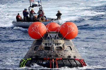 දින 25 ක සඳ මෙහෙයුමෙන් පසු "ඔරායන්" පෘතුවියට ගොඩ බෑ හැටි. (VIDEO)