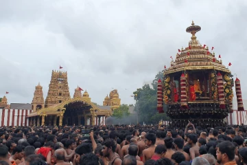 தேரில் ஆரோகணித்து பக்தர்களுக்கு அருட்காட்சி நல்லூர் கந்தன் : பல்லாயிரக்கணக்கானவர்கள் பங்கேற்பு (காணொளி)