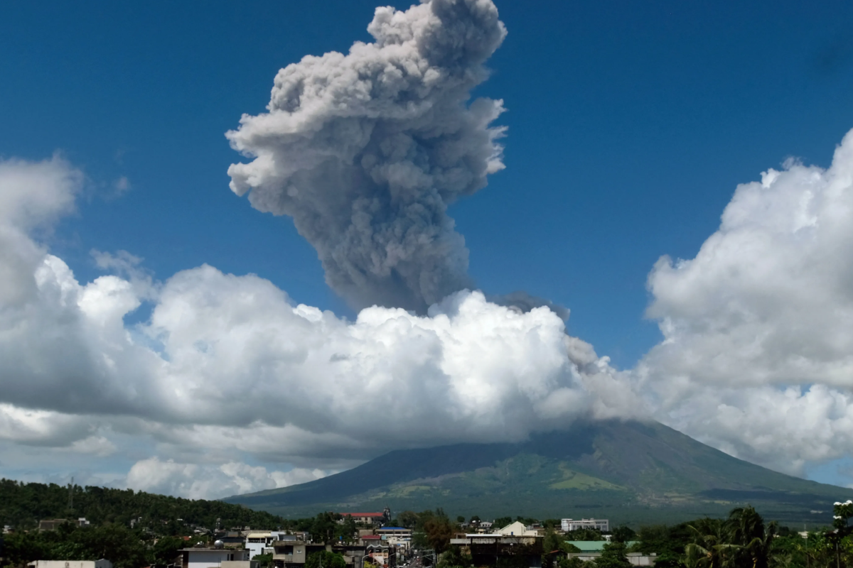 மயோன் எரிமலை : 3,000 மீற்றர் உயரத்திற்கு எழுந்த கரும்புகை | Mayon Volcano Dark Smoke Rises 3 000 Meters