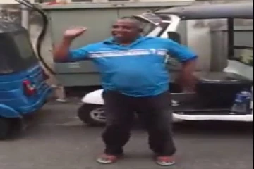 எரிபொருளுக்காக வரிசையில் காத்திருக்கும் முச்சக்கர வண்டி சாரதியின் நடனம்:பகிரப்படும் காணொளி