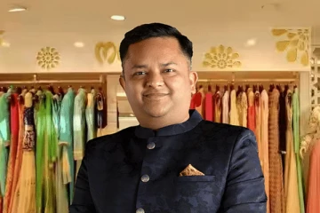 அம்மாவிடம் வாங்கிய 10,000 ரூபாயில் தொடங்கிய தொழில்., இன்று 95,000 கோடிக்கு சொந்தக்காரர்