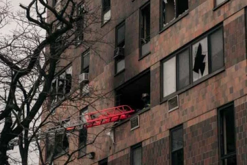 அடுக்குமாடி குடியிருப்பில் ஏற்பட்ட தீ விபத்து - 9 குழந்தைகள் உட்பட 19 பேர் பலி