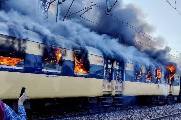 வன்முறையில் ஈடுபடுவர்களுக்கு ராணுவத்தில் இடமில்லை : முப்படை அதிகாரிகள் எச்சரிக்கை | Agnipath Scheme Will Not Be Withdrawn