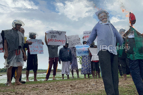 திருகோணமலை நாடாளுமன்ற உறுப்பினர்களின் கொடும்பாவிகள் எரிப்பு! | Muththunagar Protest