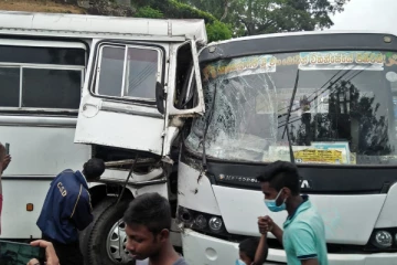 இரு பேருந்துகள் மோதி விபத்து: அறுவர் படுகாயம் (Photos)