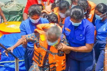තලෙයිමන්නාරම වැලිපරයක අතරමංව සිටි සරණාගතයින් පිරිසක් නාවික හමුදාව බේරා ගනියි