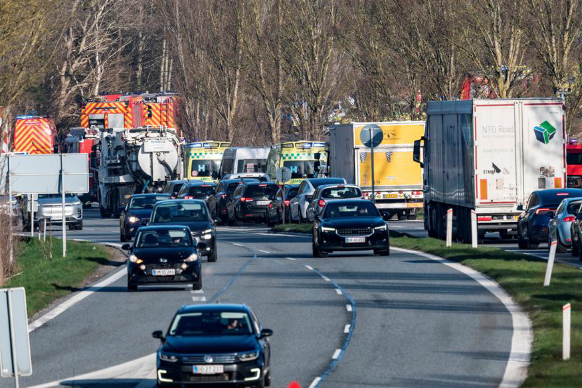 டென்மார்க்கில் நேருக்கு நேர் மோதிய தொடருந்துகள்: பலர் படுகாயம் | Two Trains Collide Head On In Denmark