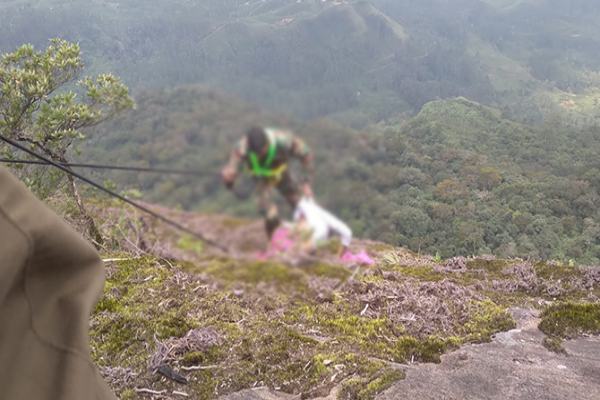 மலை உச்சியில் கிடந்த சடலத்தை மீட்க சென்ற இராணுவ சிப்பாய் உயிரிழப்பு! | Death Police Investigating Srilanka