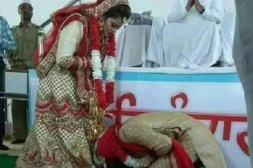 மணப்பெண்ணின் காலில் விழுந்த மணமகன்! ஏன் விழுந்தேன் தெரியுமா? மணமகன் கூறும் 9 காரணங்கள்