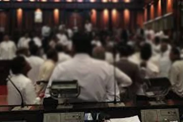 காவல்துறையினரை அச்சுறுத்தி நாடாளுமன்றத்திற்குள் சந்தேகத்திற்குரிய பொதியை எடுத்துச் சென்ற எதிரணி!